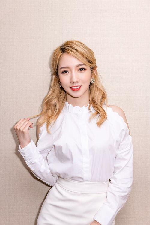 国产白衣小少妇挤奶 视频,引发网友热议